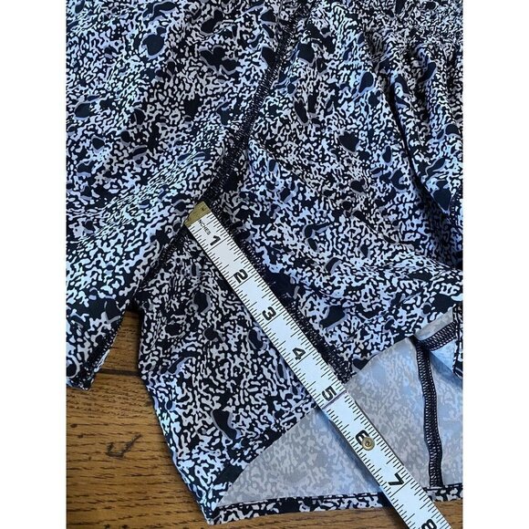 LULULEMON Tracker Short Low-Rise LR 4” Lined Size 2 - Picture 4 of 5